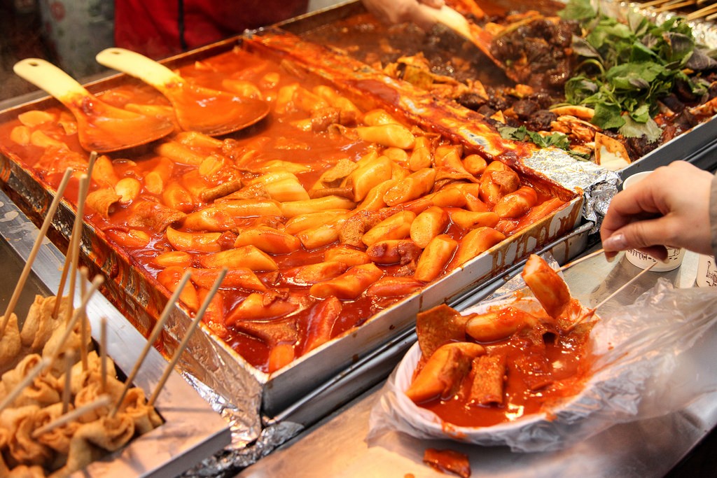 Bánh gạo cay – món ăn đường phố quen thuộc ở thủ đô Seoul