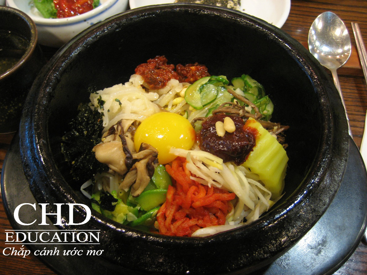 Thưởng thức món cơm trộn thập cẩm Hàn Quốc