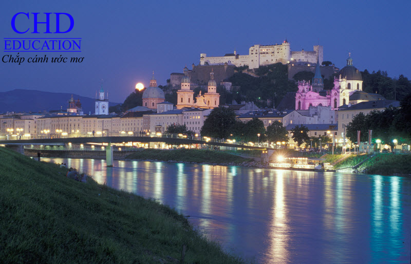 Khám phá trường Đại học Salzburg về đêm khi du học Áo