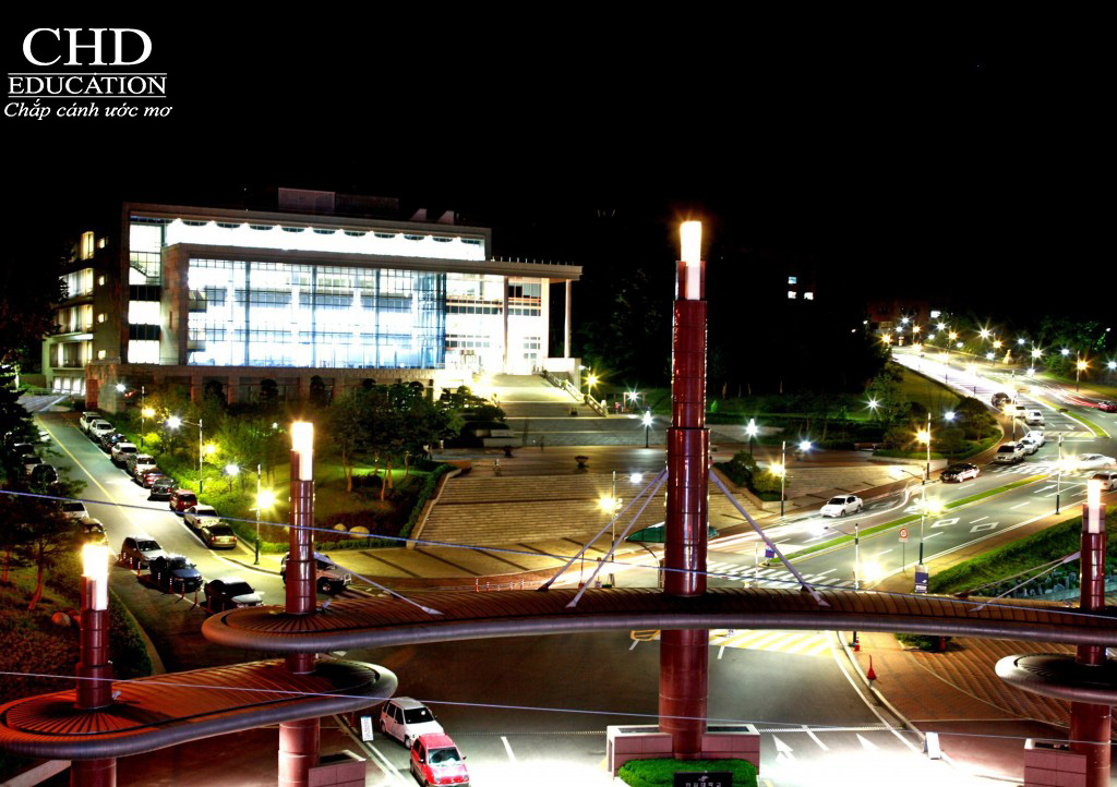 Du học Hàn Quốc - Quang cảnh trường Đại học Hallym vào buổi tối