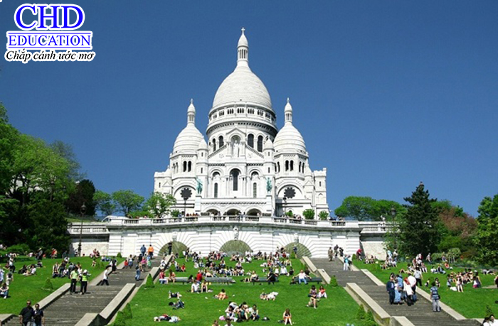 Đến Montmartre, các bạn có thể thăm quan là nhà thờ Sacré-Cœur nổi tiếng