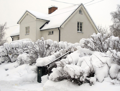 Những ngôi nhà nhỏ bằng gỗ phủ đầy tuyết ở Thụy Điển