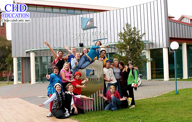 Sinh viên Cổng trường Học viên Kĩ thuật công nghệ miền Nam - Du học New Zealand