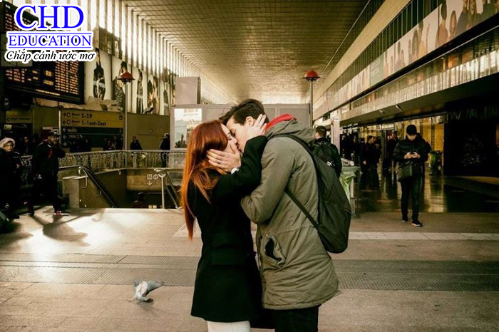 Cấm hôn nhau ở sân ga chỉ vì sợ trễ tàu