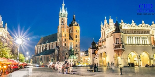 Khung cảnh lễ hội ở thủ đô Warsaw – Ba Lan vào chiều tối