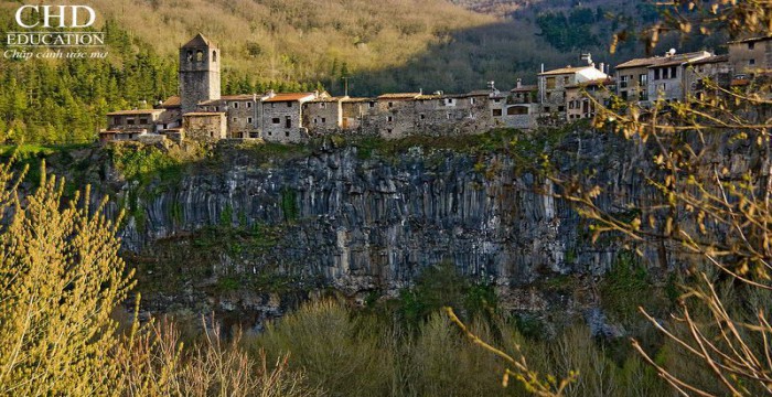 Du học Tây Ban Nha khám phá ngôi làng bên vách đá độc đáo