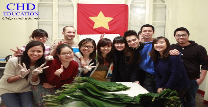 Sinh viên Việt Nam đi du học Pháp rộn ràng đón Tết cổ truyền