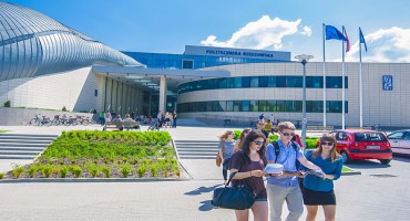 Đại Học Quản Lý Và Công Nghê Thông Tin Rzeszow Tại Ba Lan