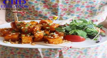 Món ngon Hàn Quốc – Đậu phụ chiên sốt chua cay rất hấp dẫn