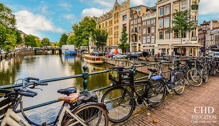 Xe đạp dọc con cầu tại Hà Lan