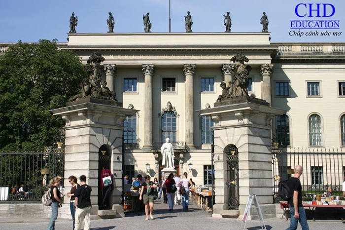 Ảnh: Lối vào chính tại Đại học Humboldt ở Berlin