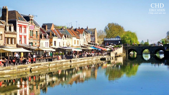 Vẻ thơ mộng của thành phố Amiens bên con sông con sông Authie về chiều 
