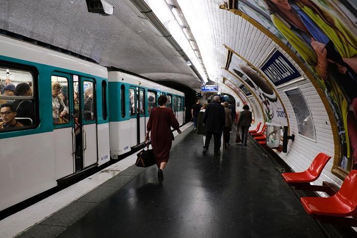 Bên dưới Metro ở thành phố Paris