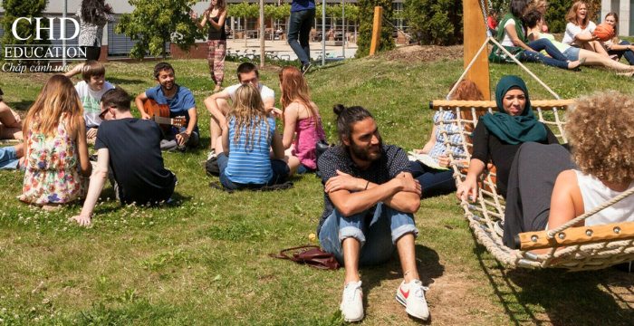 sinh viên tại Đại học KHUD Fulda