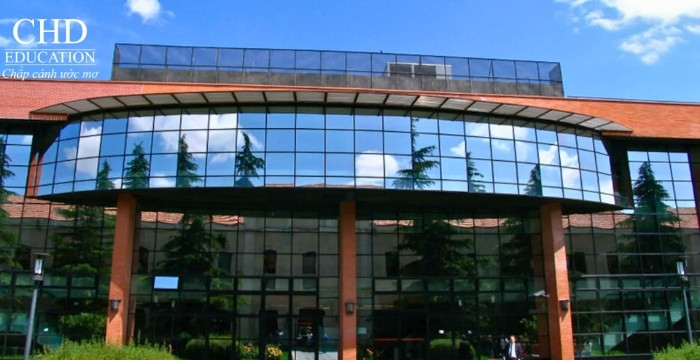 học tại Đại học Carlos III Madrid