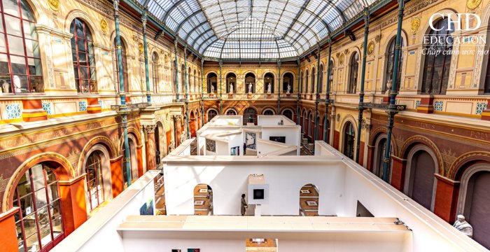học tại Beaux-Arts de Paris Pháp