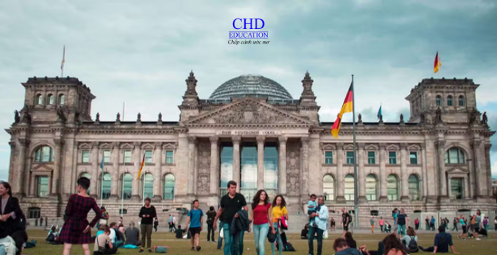 So sánh danh tiếng trường và chất lượng chương trình