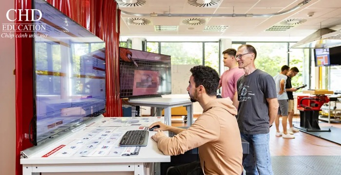 sinh viên tại Hochschule RheinMain Đức