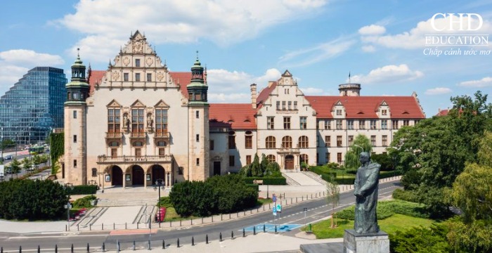 học tại Đại học Adam Mickiewicz Ba Lan